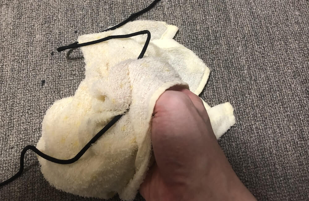 濡れタオルで靴紐を掃除