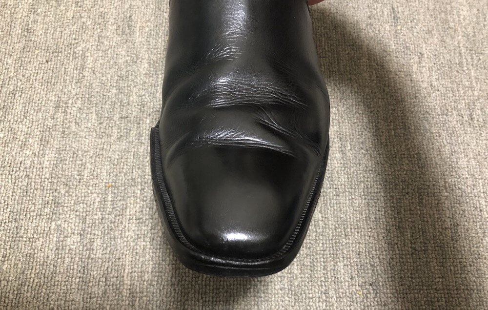擦れを補修した後の革靴